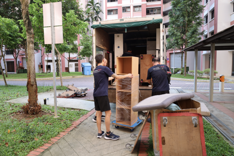 Mover-loading-things-onto-vans